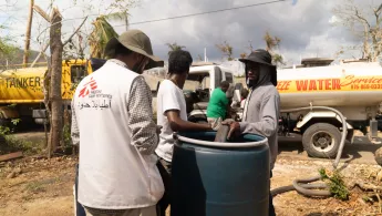 Mitarbeitender beaufsichtigt Befüllung von Wassertank