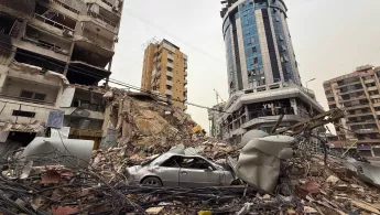Ein zerstörtes Auto inmitten von Ruinen