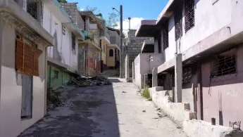 Haiti - Blick auf eine leere Straße in Port-au-Prince