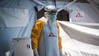 Eine Person in vollständiger Schutzkleidung