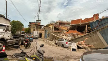 Nach einem Erdbeben in Venezuela liegen eingestürzte Gebäude und Trümmer in einer Straße.