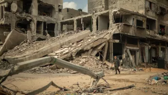 Gaza: Mann läuft durch zerstörte Stadt