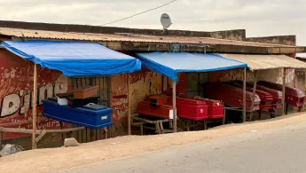 Straße mit Särgen in Bunia, DR Kongo