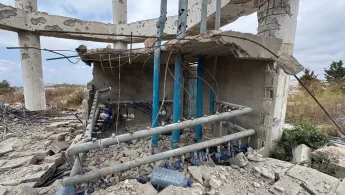Zerfallenes Gebäude mit blauen Leitungen darin