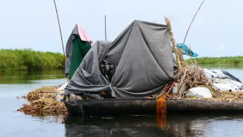 Ein selbst gebautes Floß mit einem Zelt darauf treibt auf dem Wasser