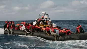 Flüchtlinge in einem überfüllten Schlauchboot