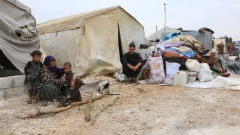 Eine Familie vor einem Zelt