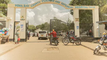Der Eingang des Krankenhauses in Homa Bay, Kenia.