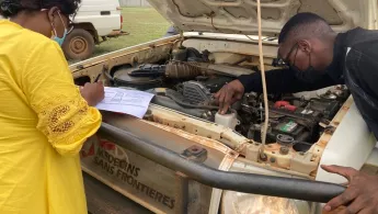 Die Fahrerin von Ärzte ohne Grenzen prüft morgens ihr Fahrzeug