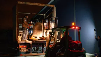 Ein LKW wird mit medizinischen Hilfsgütern bepackt.