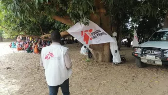 Mobile Klinik unter einem Mangobaum in der Stadt Kreneik.