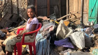 Frau sitzt inmitten von Verwüstungen, die die Wirbelstürme an der Ostküste von Madagaskar hinterlassen haben.