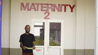 Louis Bahina Essengue vor einer Geburtsstation in Sierra Leone