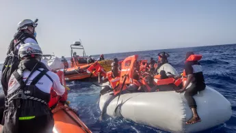 Die Teams der Geo Barents retten die Menschen von einem Schlauchboot auf dem Mittelmeer