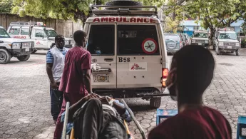 Ein Patient auf einer Liege wird in einen Krankenwagen in Port-au-Prince transportiert.