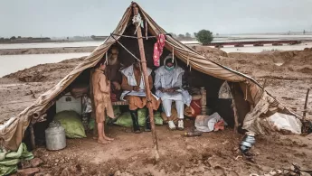 Akeela Qadir aus Pakistan hilft den Menschen, die in Zelten leben müssen.