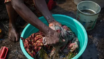 In einer großen Schüssel wird Kleidung gewaschen