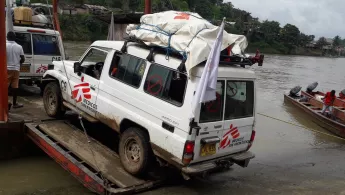 Ein Jeep von Ärzte ohne Grenzen wird auf eine Fähre gefahren um den Telembi Fluss in Kolumbien zu überqueren