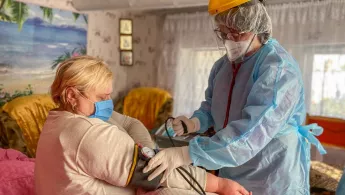 Unsere Ärztin Maryna Krupko misst den Blutdruck einer Patientin