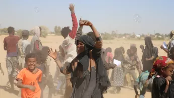 Menschen feiern und tanzen gemeinsam im Camp Hareeb Junction 