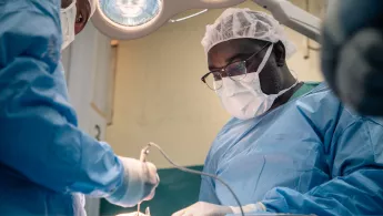 Dr. Abubakar Lawal Abdullahi nimmt eine Operation an einem Noma-Überlebenden vor.