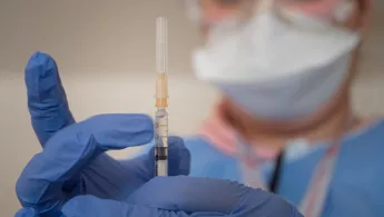 Eine MSF-Krankenschwester impft gegen Covid-19.