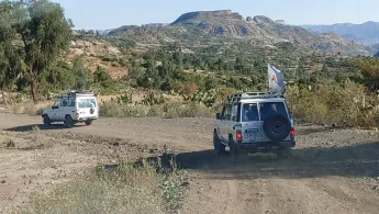 Jeeps von Ärzte ohne Grenzen die durch Tigray fahren