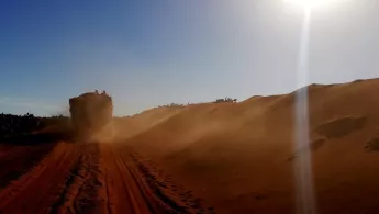 Eine wüstenartige Landschaft und gleißende Sonne in Madagaskar