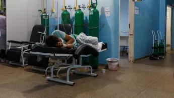 Eine Covid-19 Patientin in einem Krankenbett