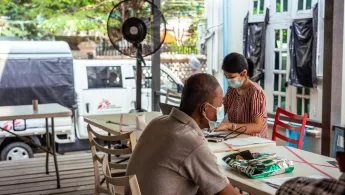 Ein provisorisch eingerichtetes Krankenhaus für Hochrisikopatient*innen in den Büroräumen von Ärzte ohne Grenzn in Yangon.