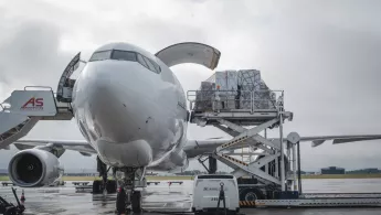 Hilfsgüter werden in ein Frachtflugzeug geladen