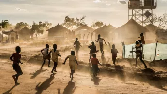 Geflüchtete Kinder aus dem Südsudan spielen im Bidibidi Camp in Uganda
