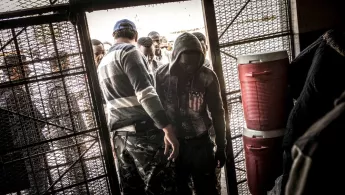 Männer werden durch das Abu-Salim-Gefangenenlager geführt.