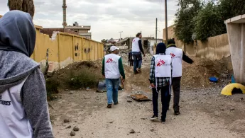 Unsere Hilfe in Syrien: Mitarbeiter*innen erkunden hier Gelände in der Stadt Raqqa.