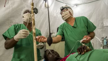 Medizinisches Personal kurz vor einer Behandlung bei der Einstellung der Anästhesie.