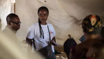 Eine Mitarbeiterin von Ärzte ohne Grenzen im Einsatz