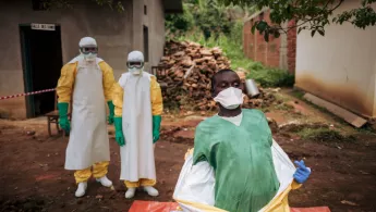 Schutzkleidung ablegen nach Ebola-Einsatz: ein relevanter und potenziell gefährlicher Schritt - dank eines akribischen Verfahrens wird Kontaktrisiko mit dem Virus vermindert Schutzkleidung nach Ebola-Einsatz ablegen