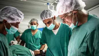 Chirurg*innen bereiten Operation in einem Krankenhaus im Jemen vor Chirurg*innen in OP-Raum