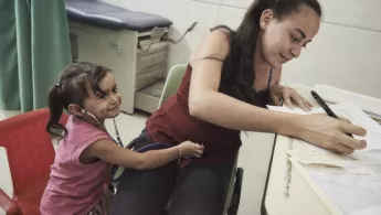 Mutter und Kind in unserer Klinik in Choloma, Honduras
