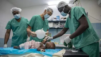 Medizinisches Personal behandelt Kind