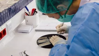 In einem Labor in Nukus, Usbekistan, bereitet eine Labortechnikerin einen Tuberkulose Test vor