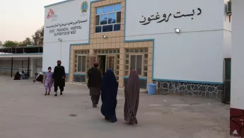 Patienten und Angehörige vor der Klinik in Lashkar Gah