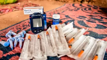 Ein Behandlungskit für Diabetes Typ 1 mit Spritzen und Blutzuckermessgerät