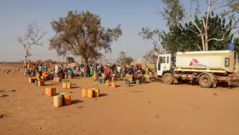 Mobile Wasserverteilungsstation in Djibo, an der Menschen ihre Kanister füllen. Mobile Wasserverteilungsstation in Djibo, an der Menschen ihre Kanister füllen.