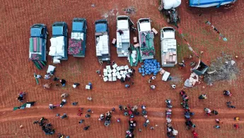 Verteilung von Hilfsgütern aus Autos in Idlib