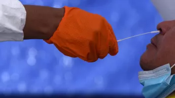 Covid-Test-Abstrich in der Nase