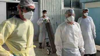 Eines unserer Teams wartet auf einen COvid-19 Patienten in Aden, Jemen