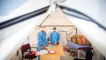 Dr. Helene Muller und Krankenpfleger Buhle Nkomonde arbeiteten beide im Covid-19-Feldkrankenhaus von Ärzte ohne Grenzen in Khayelitsha in Kapstadt.