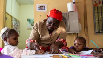 Frau malt mit zwei Kindern 
