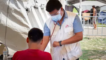 Untersuchung eines Geflüchteten in mexikanischem Camp